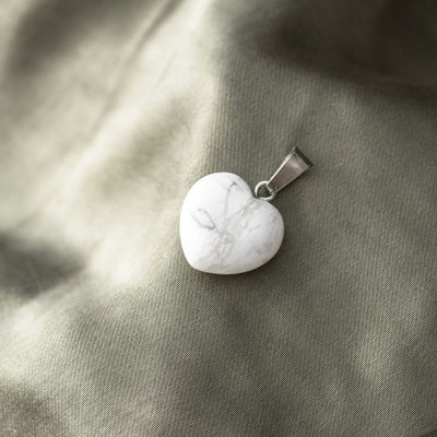 Hanger Edelsteen Hart - Geslepen Howliet Hartje - Geduld