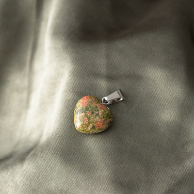 Hanger Edelsteen Hart - Geslepen Unakiet Hartje - Onbevangenheid