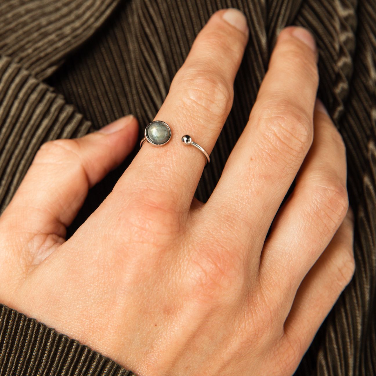 Chamak Labradoriet Ring - 925 Sterling Zilver 14K Verguld Goud – Gwenn Ann Fine Jewelry NL Chamak Labradoriet Ring - 925 Sterling Zilver 14K Verguld Goud – Gwenn Ann Fine Jewelry NL