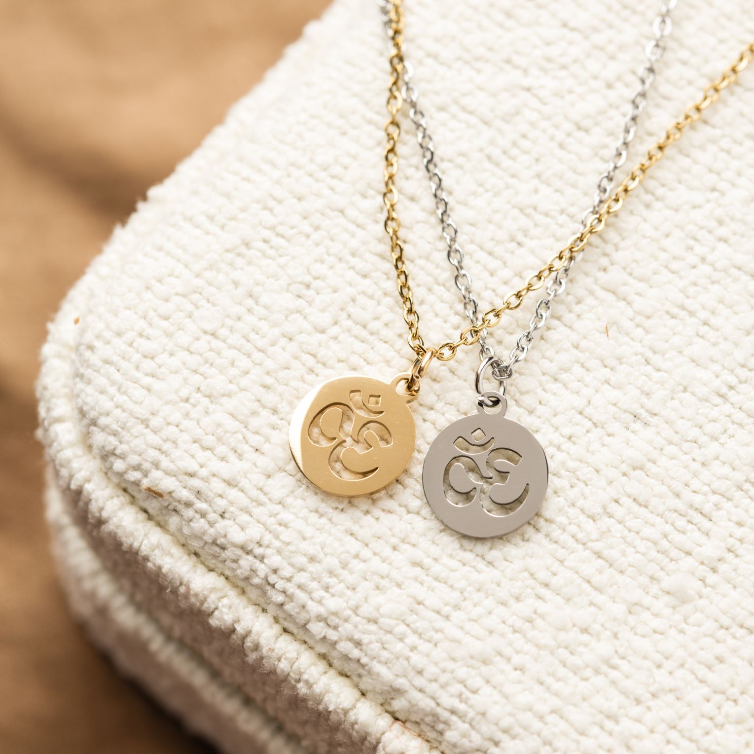 Gold trishul aum ketting (roestvrijstaal) | My Magical Lifestyle Gold trishul aum ketting (roestvrijstaal) | My Magical Lifestyle